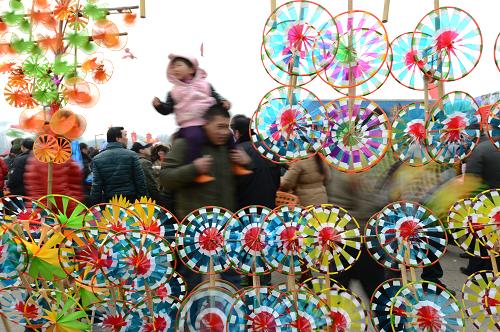這是濟(jì)南市泉城廣場廟會上迎風(fēng)轉(zhuǎn)動的風(fēng)車。春節(jié)期間,在山東濟(jì)南市大明湖、泉城廣場廟會上,轉(zhuǎn)動的風(fēng)車、小雞哨、翻花、纏蜜、棉花糖等傳統(tǒng)民間小手工藝品,不僅深受小朋友的喜愛,也勾起了市民逢年過節(jié)時美好的童年記憶。新華社記者 郭緒雷 攝