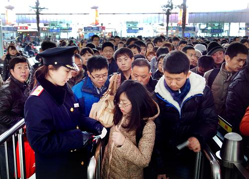 2月8日,旅客在天津火車站檢票進(jìn)站。新華社發(fā)(楊寶森 攝)
