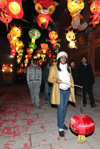 2月9日晚,外國(guó)留學(xué)生在山東省淄博市周村古城賞花燈。新華社發(fā)(張紅霞 攝)