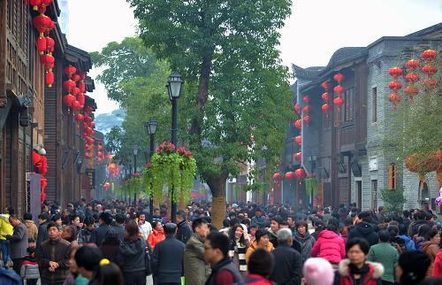 福州三坊七巷街區(qū)內游人如織。2月10日是正月初一。中國十大歷史文化名街之一——福州三坊七巷里年味十足,吸引眾多游客和市民觀賞游玩,在歡歌笑語中盡享新春佳節(jié)的快樂。三坊七巷地處福建省福州市的中心,基本保留了唐宋的坊巷格局,保存較好的明清古建筑159座。新華社記者 魏培全 攝