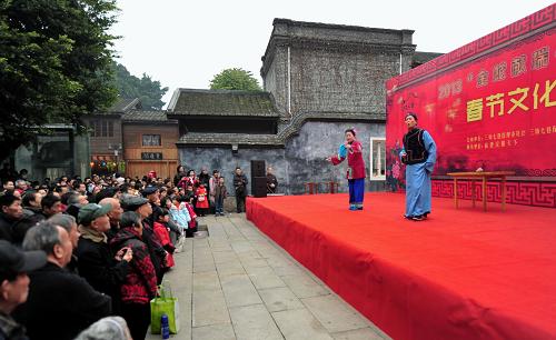 在福州三坊七巷街區(qū),極具福州本土特色的閩劇劇團在現(xiàn)場為游客和市民進行表演。新華社記者 魏培全 攝