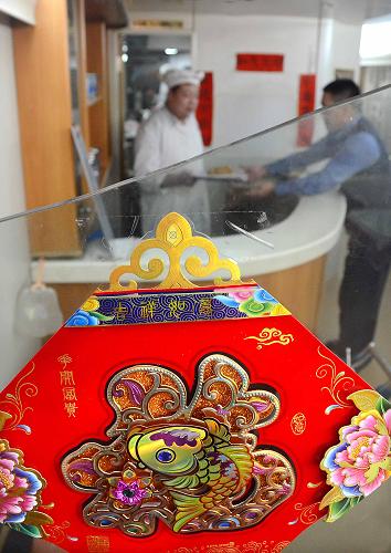2月11日,鄭州至哈爾濱的K926次列車餐車內(nèi)的操作間外貼上了大紅“福”字。當(dāng)日是農(nóng)歷大年初二。在鄭州至哈爾濱的K926次列車上,隨處可見(jiàn)乘務(wù)人員張貼的喜慶的“福”字,車廂內(nèi)洋溢著濃濃的節(jié)日氛圍。新華社記者王頌攝