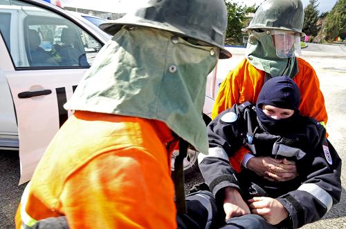 2月11日,中國赴黎巴嫩維和工兵營官兵營救“傷員”。新華社發(fā)(錢宗陽 攝)