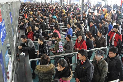 2月17日,旅客在貴陽金陽客車站排隊購票。當(dāng)日,貴陽公路客運返程高峰仍在持續(xù),貴陽市金陽客車站預(yù)計將發(fā)送旅客4.1萬人,往返客車1700余班。據(jù)悉,勞務(wù)大省貴州返程客流15日起迎來高峰,回家過年的農(nóng)民工紛紛外出打工。新華社記者 歐東衢 攝