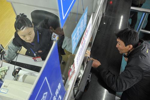 2月17日,旅客在貴陽金陽客車站排隊購票。新華社記者 歐東衢 攝