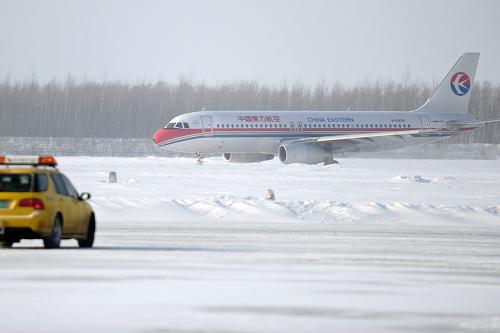2月17日,一架客機(jī)準(zhǔn)備從龍嘉國(guó)際機(jī)場(chǎng)起飛。新華社記者 林宏 攝