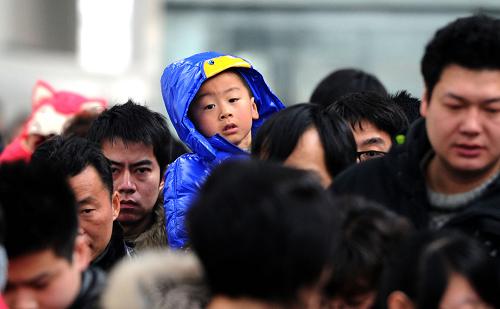 2月17日,在合肥火車(chē)站,到達(dá)旅客準(zhǔn)備出站。新華社記者劉軍喜攝