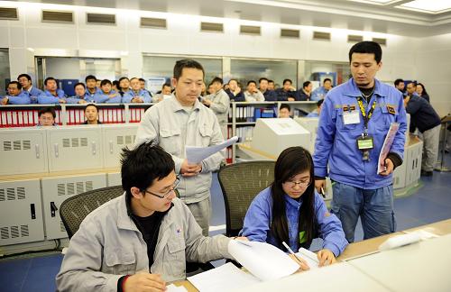 2月17日,工作人員在遼寧紅沿河核電站1號(hào)機(jī)組主控室工作。 當(dāng)日15時(shí)9分,遼寧紅沿河核電站1號(hào)機(jī)組并網(wǎng)發(fā)電,標(biāo)志著該電站一期工程1號(hào)機(jī)組正式進(jìn)入并網(wǎng)調(diào)試階段,具備發(fā)電能力。遼寧紅沿河核電站是我國(guó)“十一五”期間首個(gè)批準(zhǔn)開(kāi)工建設(shè)的核電項(xiàng)目,也是東北地區(qū)第一個(gè)核電廠(chǎng)和最大的能源建設(shè)項(xiàng)目。它于2007年8月開(kāi)工建設(shè),一期工程投資500億元,建設(shè)4臺(tái)百萬(wàn)千瓦級(jí)核電機(jī)組;2010年5月上馬二期工程,投資250億元,增加2臺(tái)百萬(wàn)千瓦級(jí)核電機(jī)組,從而成為目前全球在建機(jī)組最多的核電項(xiàng)目。2016年核電站全部建成后,年發(fā)電量為450億千瓦時(shí)。新華社發(fā)