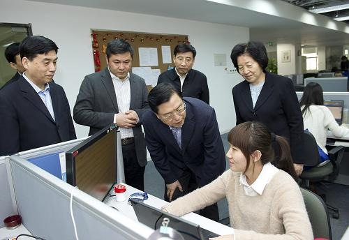 2月21日至22日,中共中央政治局常委、國(guó)務(wù)院副總理張德江在天津?qū)n}調(diào)研中小企業(yè)。這是2月21日,張德江在天津海量信息技術(shù)有限公司,視察互聯(lián)網(wǎng)在線中文智能計(jì)算技術(shù)研發(fā)情況。新華社記者黃敬文攝