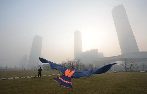 2月23日,市民在江蘇無錫太湖廣場放飛風(fēng)箏。當(dāng)日,江蘇省氣象臺發(fā)布大霧黃色預(yù)警信號。連云港、宿遷、淮安、鹽城、泰州、揚(yáng)州、鎮(zhèn)江、南通、蘇州、無錫和常州地區(qū)遭遇大霧天氣,能見度小于500米,其中連云港和無錫的部分地區(qū)能見度小于50米。新華社發(fā)(還月亮 攝)