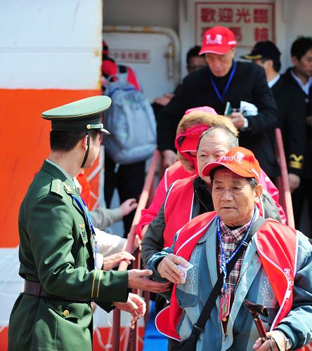 2月23日,福州邊檢等口岸聯(lián)檢單位增派人手為臺胞進行親情服務(wù)。新華社記者 魏培全 攝