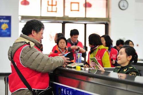 這是福州邊檢等口岸聯(lián)檢單位開通的“兩馬同春鬧元宵”專用綠色通道,縮短了臺胞通關(guān)時間(2月23日攝)。新華社記者 魏培全 攝
