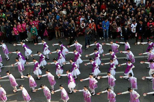 2月23日,在福建廈門中山路步行街,廈門五緣實驗小學(xué)的學(xué)生在表演鈴鼓舞。當日恰逢正月十四,正在福建廈門參加全國第四屆中小學(xué)生藝術(shù)展演的500余名師生參加了慶元宵“踩街”活動,他們走上中山路步行街,為市民帶來一場精彩表演。全國第四屆中小學(xué)生藝術(shù)展演活動20日晚在廈門閩南大戲院開幕。來自全國31個省區(qū)市、新疆生產(chǎn)建設(shè)兵團、港澳臺的726所中小學(xué)校的7000余名師生將參加在廈門舉辦的各項展演活動,整個活動將持續(xù)到2月26日。新華社記者 金立旺 攝