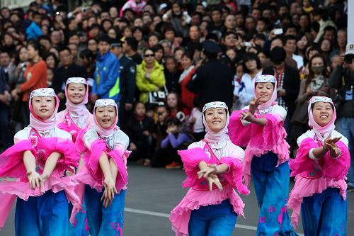 2月23日,在福建廈門中山路步行街,寧夏藝術(shù)學(xué)校的學(xué)生在表演舞蹈《花兒漫漫》。新華社記者 金立旺 攝
