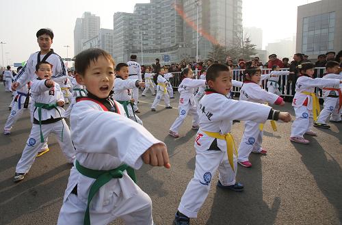 2月23日,在山東青島,一群小朋友在街頭進(jìn)行跆拳道表演。當(dāng)日是正月十四,在山東省青島市黃島區(qū)舉行的元宵節(jié)文藝表演活動(dòng)中,一支由一百余名小朋友組成的跆拳道隊(duì)伍讓人眼前一亮。他們中小的只有四五歲,大的十幾歲,喊著“少年強(qiáng)則國(guó)強(qiáng)”的口號(hào),沿街大秀跆拳道技藝,博得了市民們的喝彩。新華社發(fā)(劉積舜 攝)