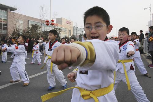 2月23日,在山東青島,一群小朋友在街頭進(jìn)行跆拳道表演。新華社發(fā)(劉積舜 攝)