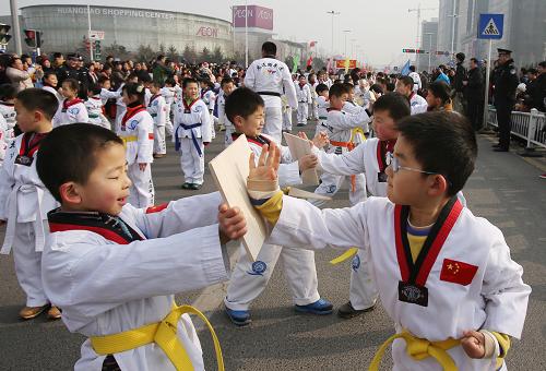 2月23日,在山東青島,一群小朋友在街頭進(jìn)行跆拳道表演。新華社發(fā)(劉積舜 攝)