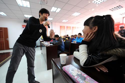 2月23日,“周末學(xué)堂”志愿者、清華大學(xué)畢業(yè)生呂政良在為學(xué)生上第一課“何以為學(xué)”。新華社記者 孫參 攝