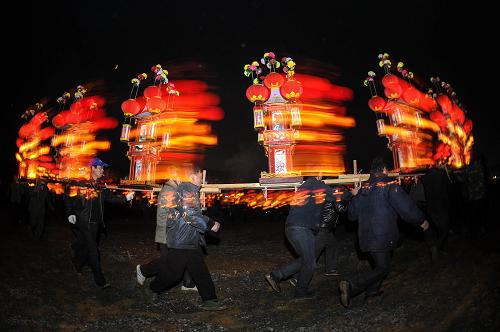 2月23日,磐安玉山鎮(zhèn)的百姓在玉山古茶場舞起當?shù)靥厣耐らw花燈,參加“春社”趕茶場的傳統(tǒng)民俗活動。新華社記者 徐昱攝
