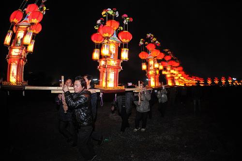 2月23日,磐安玉山鎮(zhèn)的百姓抬著亭閣花燈來到玉山古茶場,參加“春社”趕茶場的傳統(tǒng)民俗活動。新華社記者 徐昱攝