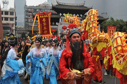 2月24日,廣府廟會(huì)民俗巡游隊(duì)伍在城隍廟前表演。新華社記者 盧漢欣 攝