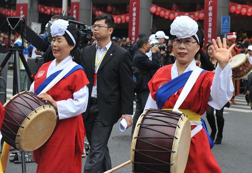 2月24日,來(lái)自韓國(guó)的表演者在參加廣府廟會(huì)巡游活動(dòng)。新華社記者 盧漢欣 攝