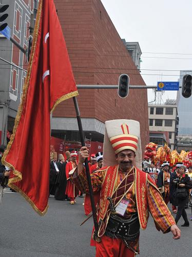 2月24日,來(lái)自土耳其的表演者在參加廣府廟會(huì)巡游活動(dòng)。新華社記者 盧漢欣 攝