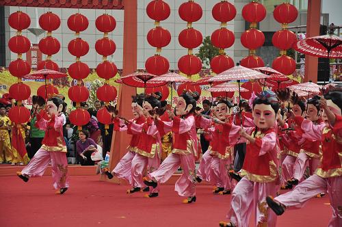 這是在民俗文化街上的福建民俗三十六婆官送平安表演。該民俗表演通過動漫形象和夸張的表演服裝、頭飾造型,配以閩南地域特色的音樂及富有故事性的舞蹈語言,為大家送出順天圣母的平安祝福。新華社記者 付敏 攝
