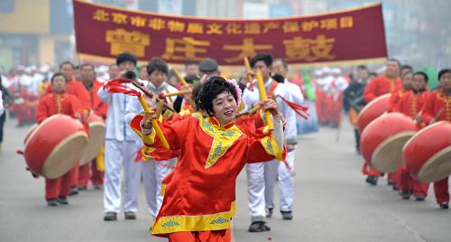 2月24日,北京市平谷區(qū)群眾在大街上表演傳統(tǒng)秧歌。新華社記者 李欣 攝