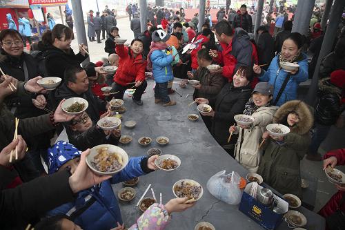 2月24日,人們在北京市懷柔區(qū)琉璃廟鎮(zhèn)楊樹底下村品嘗“斂巧飯”。新華社發(fā)(卜向東 攝)