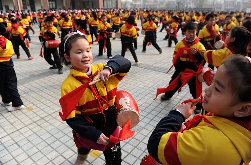 2月25日是開學(xué)第一天,安徽合肥市瑤海區(qū)第55中學(xué)琥珀名城學(xué)校特色腰鼓隊的近800名學(xué)生敲響腰鼓,迎接新學(xué)期的到來。新華社記者 杜宇 攝