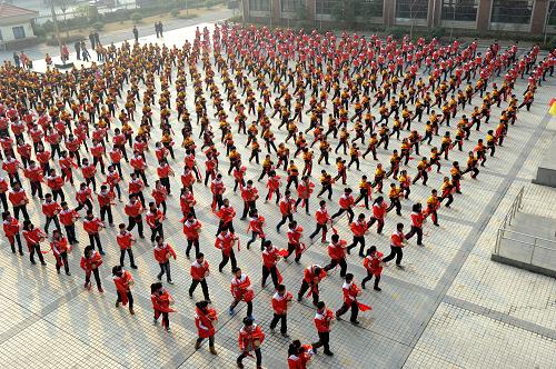 2月25日是開學(xué)第一天,安徽合肥市瑤海區(qū)第55中學(xué)琥珀名城學(xué)校特色腰鼓隊的近800名學(xué)生敲響腰鼓,迎接新學(xué)期的到來。新華社記者 杜宇 攝