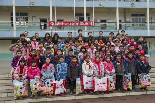 2月25日,志愿者們和洛磧鎮(zhèn)中心小學的55位貧困留守兒童合影留念。新華社記者 陳誠 攝