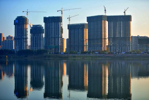 這是福建省福州市閩江岸邊扎堆開發(fā)的樓盤,每平方米均價均在一萬五以上(2月14日攝)。根據(jù)國家統(tǒng)計局發(fā)布的統(tǒng)計數(shù)據(jù),與2012年12月相比,2013年1月份70個大中城市中,新建商品住宅(不含保障性住房)價格上漲的城市有53個。環(huán)比價格上漲的城市中,漲幅均未超過2.2%。與2012年1月相比,70個大中城市中,價格上漲的城市有53個。同比價格上漲的城市中,漲幅均未超過4.7%。新房和二手房價格同比上漲的城市個數(shù)比2012年12月份均有增加,房價整體回升的態(tài)勢十分明顯。專家表示,地方的配套政策或?qū)⒁?#8220;組合拳”的方式出臺,不出意外的話,對于“國五條”的進一步執(zhí)行及細化也將落實。政策組合將主要集中在財稅政策、貸款利率、年限等金融政策,以及對二套房的限制上。業(yè)界認為,新年“開門紅”令開發(fā)商對利潤的要求可能更高,但“國五條”出臺表明中央穩(wěn)定房價的決心,展望2013年全年,市場總體將保持平穩(wěn)增長。新華社記者 魏培全 攝