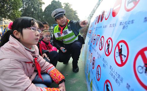 2月25日,合肥市交警四大隊五中隊民警向學生介紹交通安全標識。當日,安徽合肥市交警四大隊五中隊和鋼鐵新村小學聯(lián)合開展以“遵守交通安全法規(guī)”為主題的新學期安全教育活動。民警通過現(xiàn)場講解、展板展示的方式,向學生們普及交通安全知識,培養(yǎng)學生的道路交通安全意識。新華社發(fā)