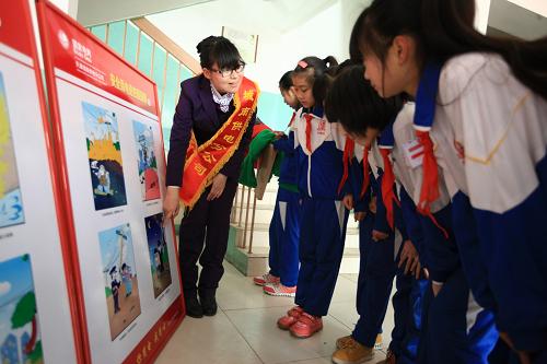 2月25日,天津市津南區(qū)雙橋河第一小學的學生們在電力員工的指導下學習安全用電知識。當日是天津市中小學開學第一天,津南區(qū)雙橋河第一小學的學生們迎來第一堂課——“安全用電課”。據(jù)了解,該課程是由國家電網(wǎng)天津公司組織的近20個“安全用電進校園”活動小組開展的,在各個中小學校園通過圖板展示、常識講座、互動提問等多種形式,為學生們普及安全用電知識。新華社發(fā)(郭斌 攝)