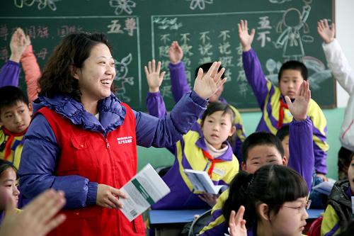 2月25日,在安全用電常識課上,國家電網(wǎng)天津寧河公司的志愿者與天津市寧河縣蘆臺鎮(zhèn)第二小學的學生互動。當日是中小學春季開學的第一天,國家電網(wǎng)天津寧河公司開展“安全用電常識進課堂”活動,近百名志愿者深入到天津市周邊農村中小學和外來務工人員子弟學校講解安全用電常識,增強學生們的安全意識。新華社發(fā)(任麗華 攝)