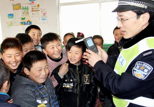 2月25日,在山東省棗莊市臺兒莊區(qū)澗頭集鎮(zhèn)穆莊小學,交警高健教學生了解酒精測試儀。當日是山東省棗莊市臺兒莊區(qū)中小學春季開學第一天,臺兒莊區(qū)交警大隊張山子中隊組織民警進入各中小學校,開展“開學第一課,交通安全進課堂”宣傳教育活動。交警通過向學生講解交通標志宣傳圖板、教學生認識酒精測試儀和救護箱等,為學生上好開學第一堂交通安全課,以提高學生們的交通安全意識和自我保護能力。新華社發(fā)(張嚴新 攝)