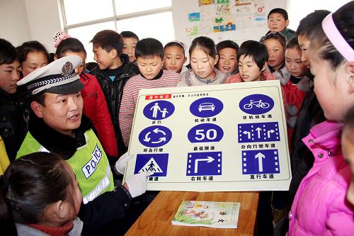 2月25日,在山東省棗莊市臺兒莊區(qū)澗頭集鎮(zhèn)穆莊小學,交警賀飛教學生識別交通標識。當日是山東省棗莊市臺兒莊區(qū)中小學春季開學第一天,臺兒莊區(qū)交警大隊張山子中隊組織民警進入各中小學校,開展“開學第一課,交通安全進課堂”宣傳教育活動。交警通過向學生講解交通標志宣傳圖板、教學生認識酒精測試儀和救護箱等,為學生上好開學第一堂交通安全課,以提高學生們的交通安全意識和自我保護能力。新華社發(fā)(張嚴新 攝)