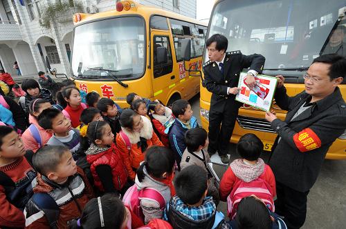 2月25日,寧波市江北區(qū)校車管理辦公室安全管理員給慈城妙山小學學生講解乘坐校車安全知識。當日是開學第一天,浙江寧波市公交永平公司組織學生學習交通安全常識,確保學生上學、放學回家出行安全。新華社發(fā)(龔國榮 攝)