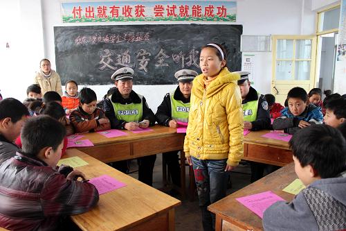 2月25日,山東省棗莊市泥溝鎮(zhèn)紅東小學一名學生在向民警和同學們講述自己在假期中遇到的交通安全問題。當日是山東省棗莊市中小學寒假開學第一天,山東省棗莊市交巡警支隊臺兒莊交警大隊在泥溝鎮(zhèn)紅東小學開展“交通安全聽我說,安全出行送校園”活動,利用主題班會的形式讓學生說出自己在假期中遇到的交通安全問題,民警再利用圖板等形式現(xiàn)場給學生進行交通安全解答,在互動中讓學生增強交通安全意識。新華社發(fā)(岳娜 攝)