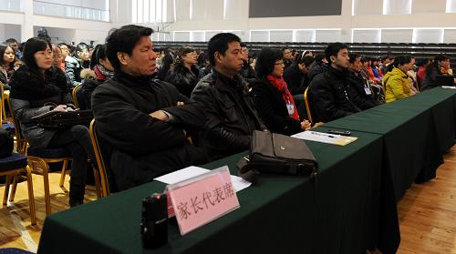 2月26日,鄭州中學(xué)學(xué)生家長代表在學(xué)校禮堂旁聽鄭州市高新技術(shù)開發(fā)區(qū)法院公開開庭審理案件。當(dāng)日,鄭州市高新技術(shù)開發(fā)區(qū)法院將法庭搬到鄭州中學(xué)禮堂,對一名涉嫌詐騙的90后犯罪嫌疑人進(jìn)行現(xiàn)場庭審和宣判,為旁聽的1000多名學(xué)生上了一堂生動的法制教育課。新華社記者 李博 攝