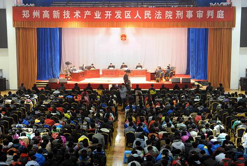 2月26日,鄭州中學(xué)1000余名師生在學(xué)校禮堂旁聽鄭州市高新技術(shù)開發(fā)區(qū)法院公開開庭審理案件。新華社記者 李博 攝