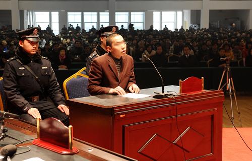 2月26日,犯罪嫌疑人王某在庭審現(xiàn)場。新華社記者 李博 攝