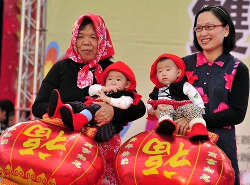 2月28日,一對(duì)雙胞胎在臺(tái)北參加“雙胞胎大集合”的造型走秀活動(dòng)。當(dāng)日,首屆“雙胞胎大集合”活動(dòng)在臺(tái)北花博公園舞蝶館舉行,共有101對(duì)龍鳳胎、115對(duì)女雙胞胎和84對(duì)男雙胞胎參加。新華社發(fā)(吳景騰 攝)