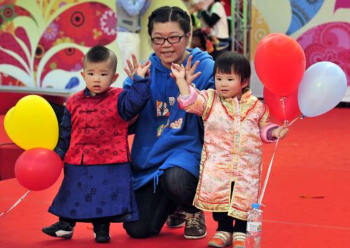 2月28日,一對(duì)雙胞胎在臺(tái)北參加“雙胞胎大集合”的造型走秀活動(dòng)。新華社發(fā)(吳景騰 攝)