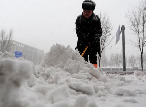 2月28日,市民在清理積雪。(姜冰 攝)