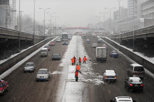 2月28日,環(huán)衛(wèi)工人在清理道路積雪。新華社記者 潘昱龍 攝