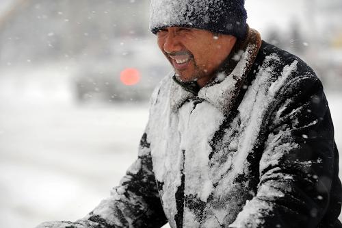 2月28日,行人在沈陽(yáng)街頭冒雪前行。新華社記者 李鋼 攝