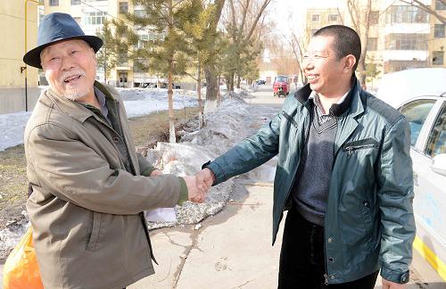 2月28日,劉永平(右)在免費(fèi)接送新疆塔城地區(qū)額敏縣郊區(qū)鄉(xiāng)霍由爾莫墩村村民王國權(quán)去醫(yī)院。新華社記者 沙達(dá)提 攝